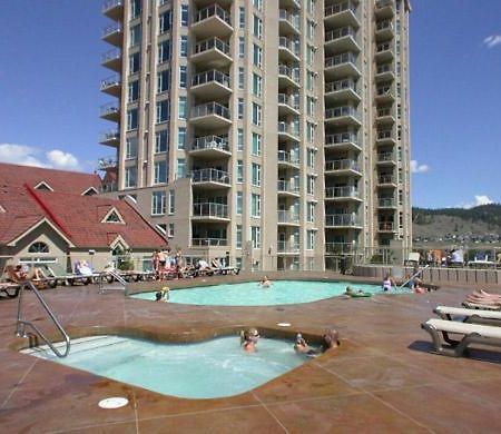 Sunset Waterfront Resort By Kelownacondorentals Exterior photo