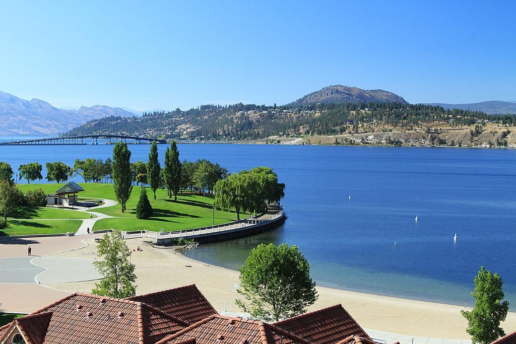 Sunset Waterfront Resort By Kelownacondorentals Exterior photo