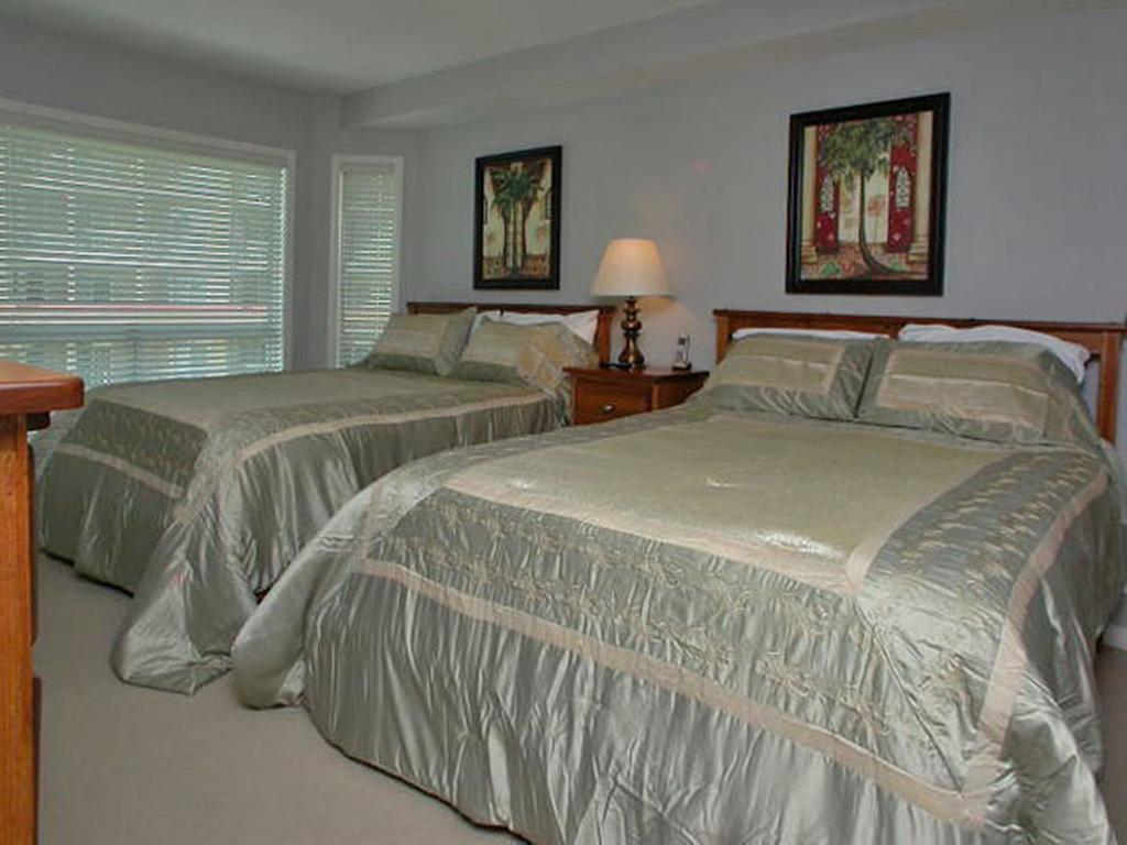 Sunset Waterfront Resort By Kelownacondorentals Room photo