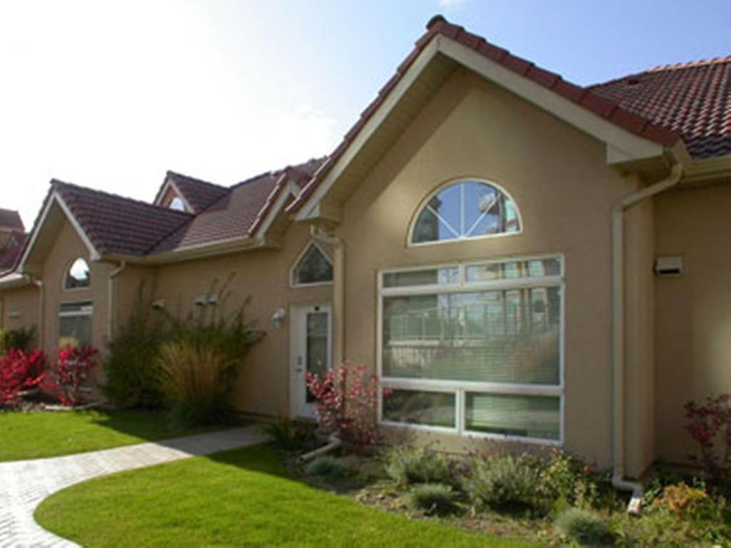 Sunset Waterfront Resort By Kelownacondorentals Room photo
