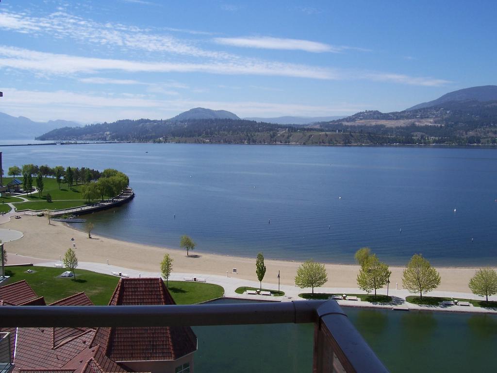 Sunset Waterfront Resort By Kelownacondorentals Room photo