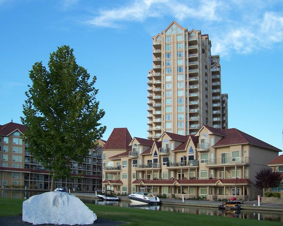 Sunset Waterfront Resort By Kelownacondorentals Exterior photo