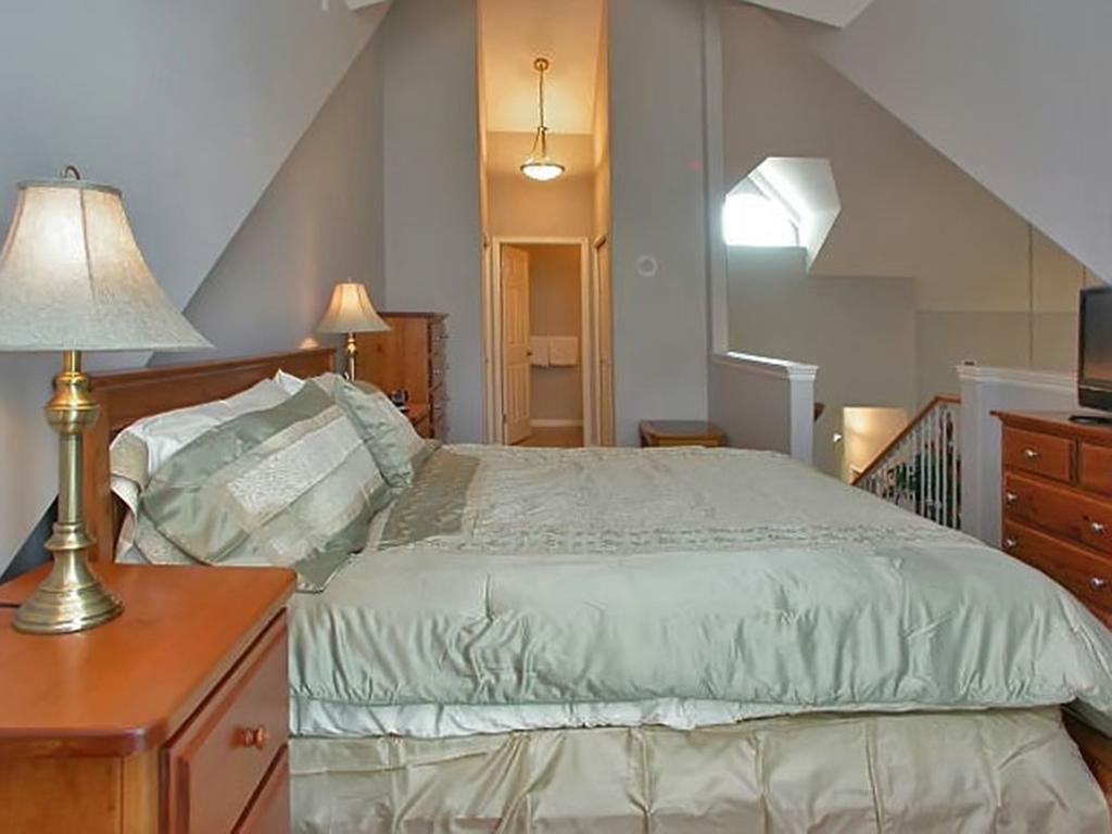 Sunset Waterfront Resort By Kelownacondorentals Room photo