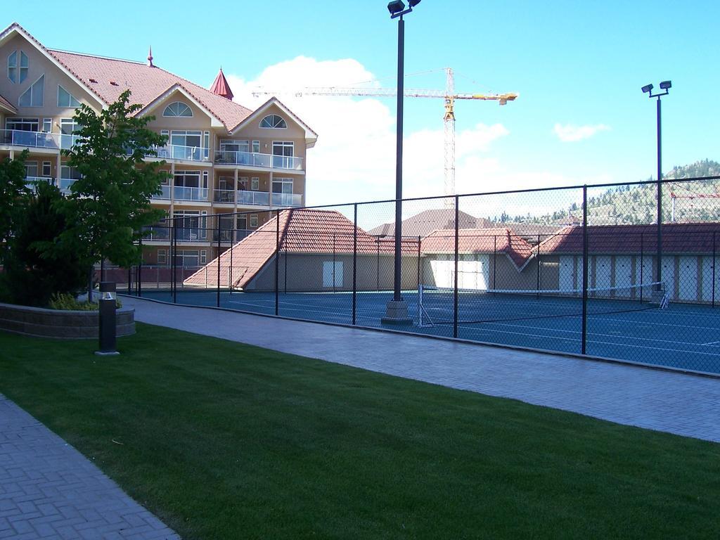 Sunset Waterfront Resort By Kelownacondorentals Exterior photo