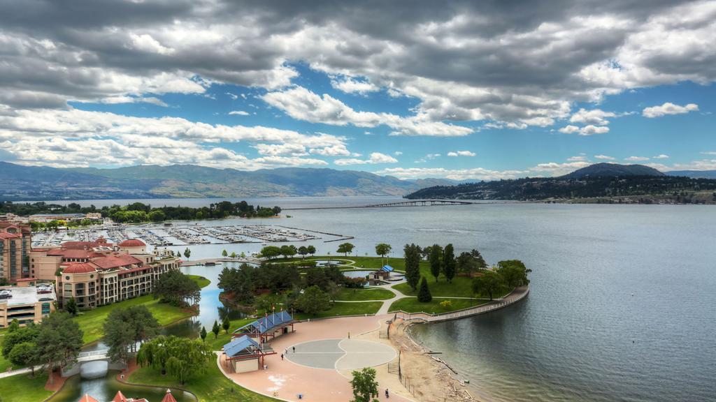 Sunset Waterfront Resort By Kelownacondorentals Exterior photo