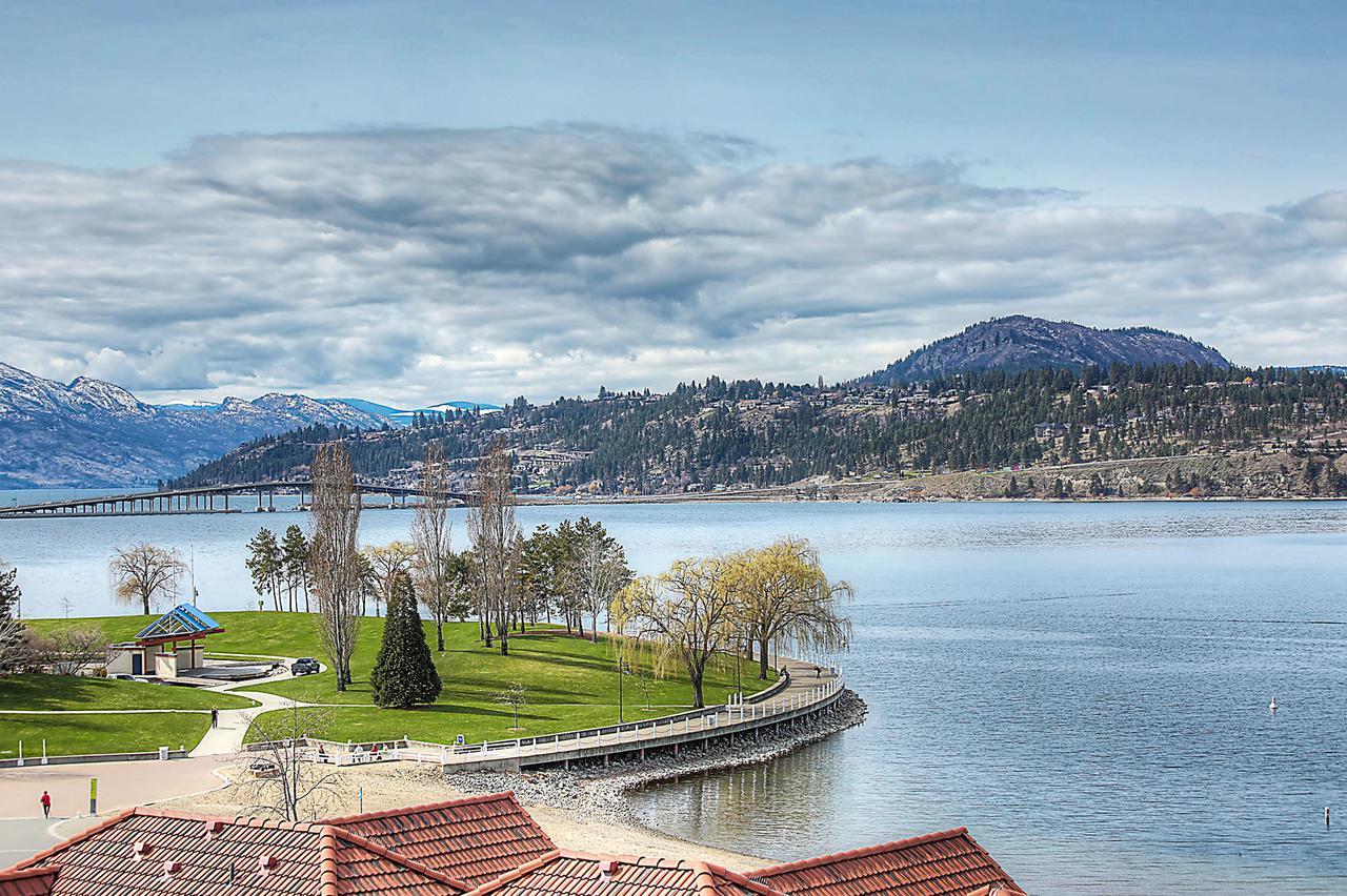 Sunset Waterfront Resort By Kelownacondorentals Exterior photo